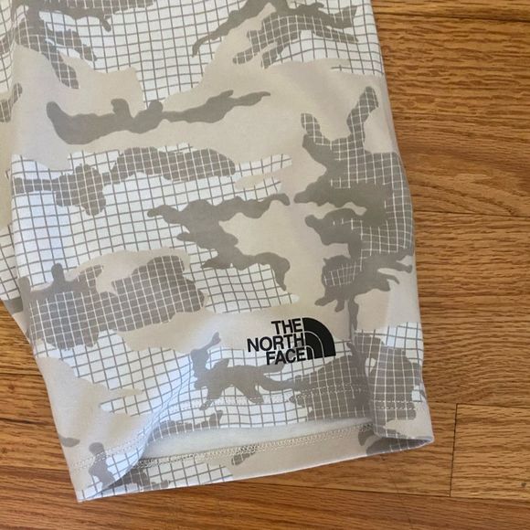 The Northface Women’s Shorts XL Camouflage Sandstone NWT Athletic Wear Workout - Picture 2 of 5